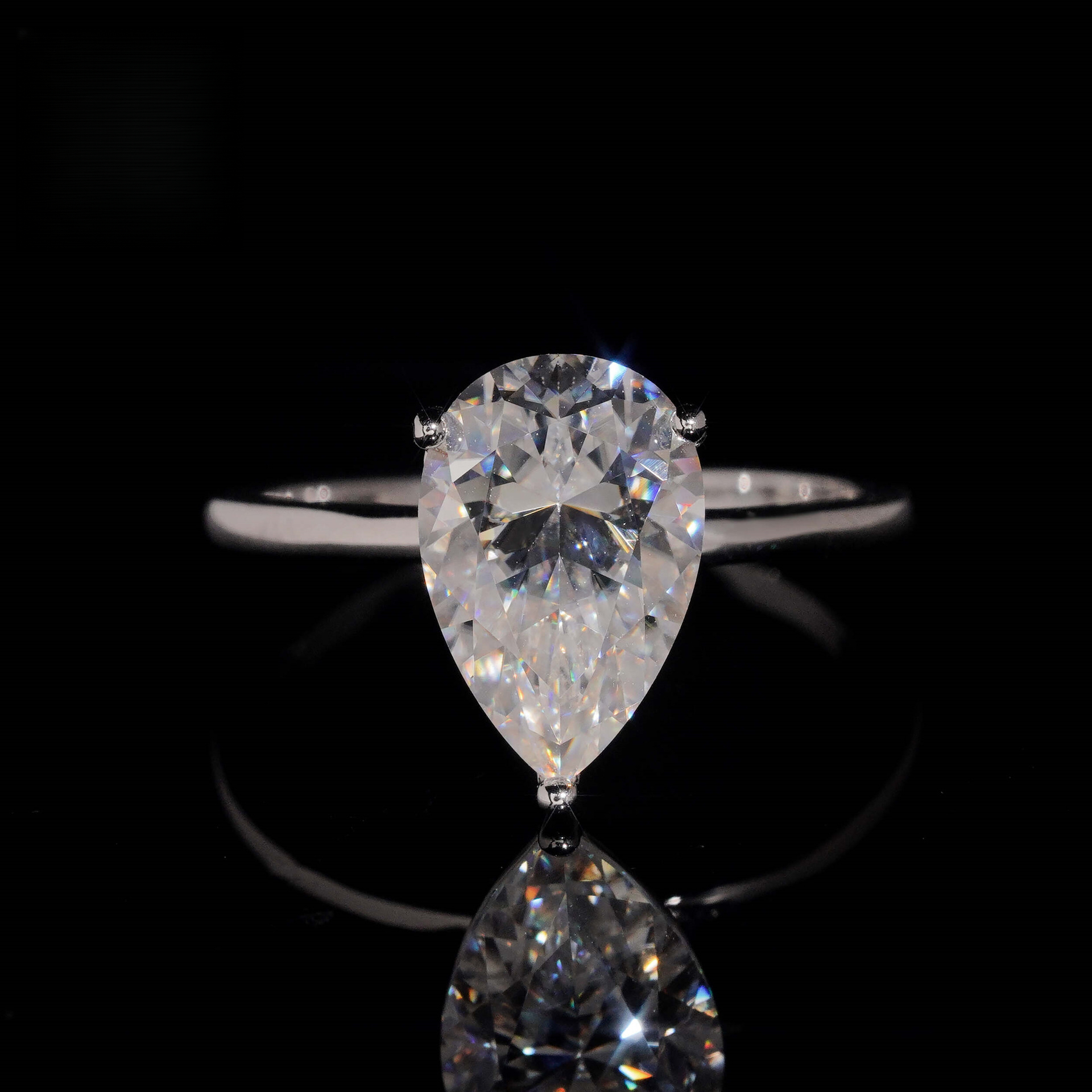 Factory direct supply of pear-shaped moissanite rings, S925 silver, three-prong setting, 4 cts, plain band engagement ring for women