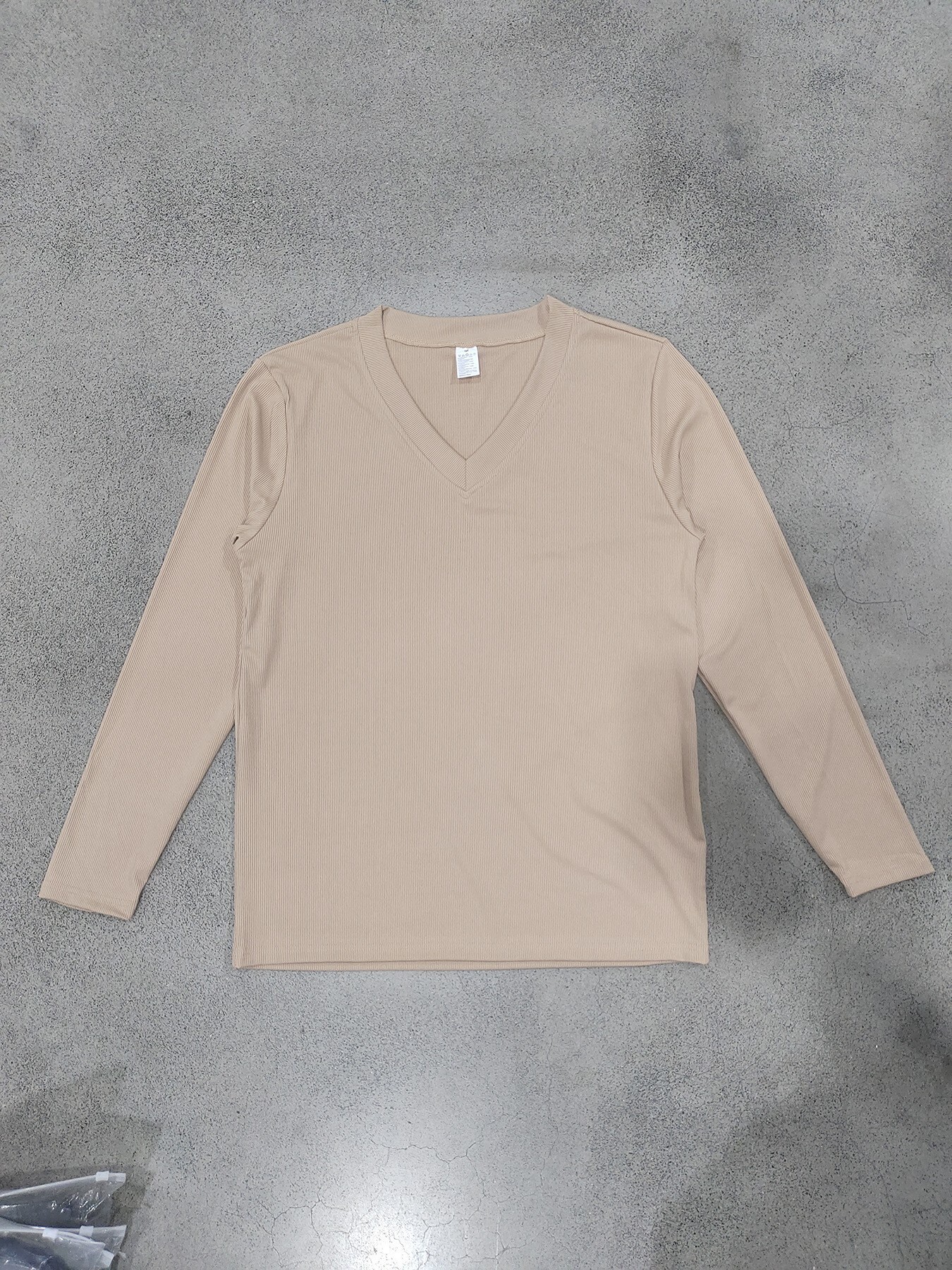 men's autumn collection: solid-color V-neck long-sleeve T-shirt with knitted texture, elastic, and a loose fit, perfect as an inner layer