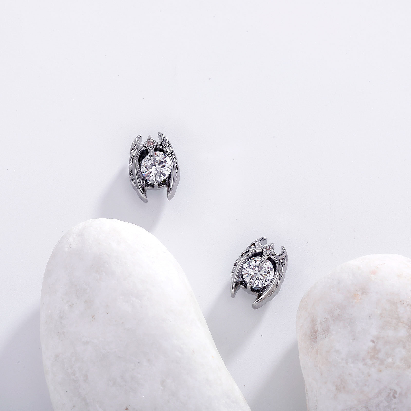 National Trend Fashion Design Bat Earrings Niche Personality Magnetic Ear Studs Non-Pierced Luxury Iced Out D VVS Diamond Wearable Unisex Simple Ver