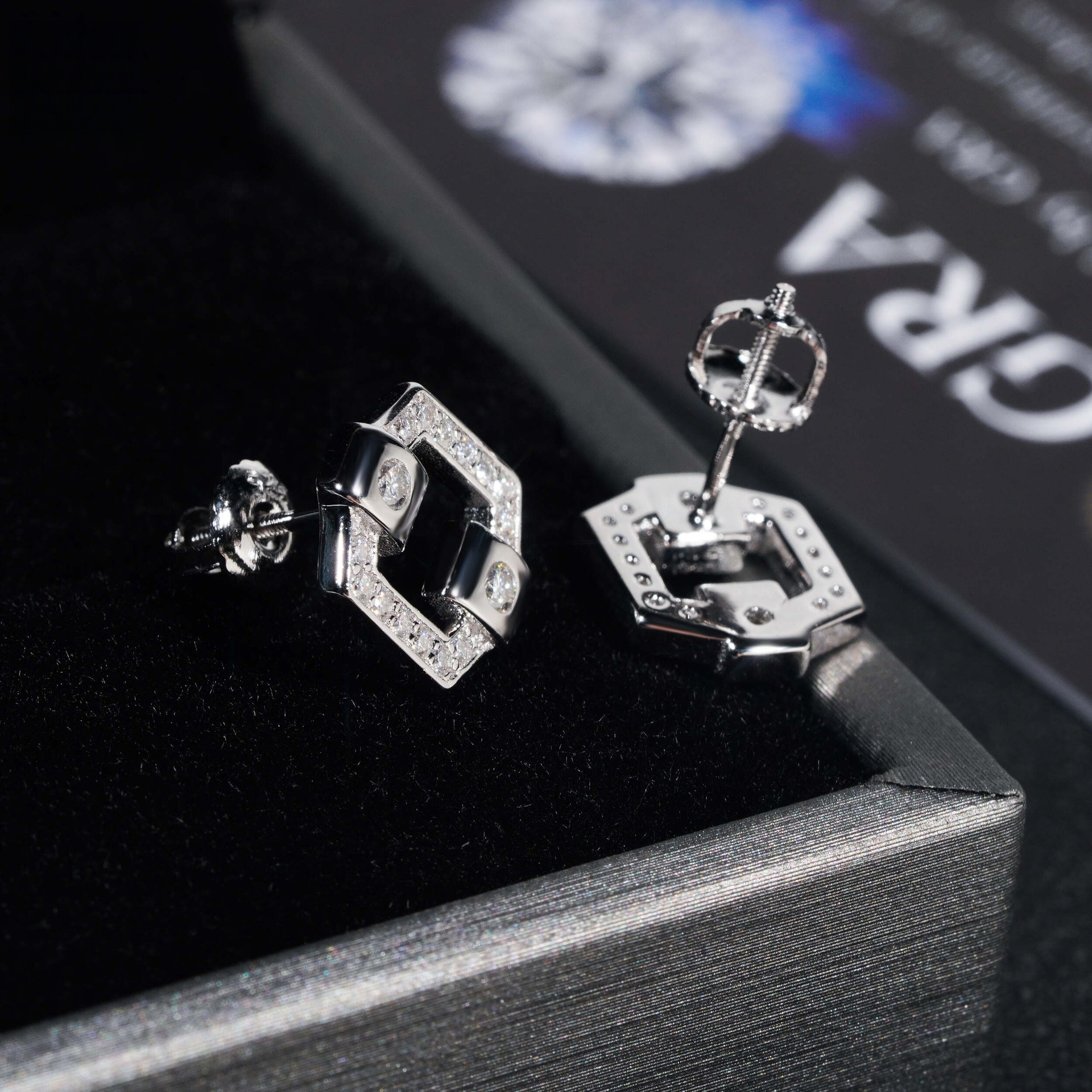 Exquisite S925 silver inlaid with moissanite, simple fashionable street style earrings , supply
