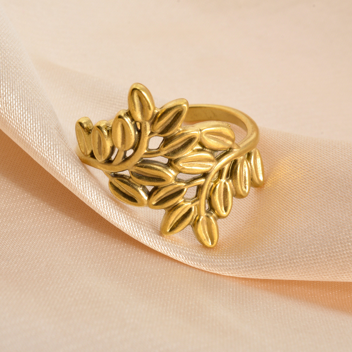 Creative ring, bunch leaves, European American style, simple elegant, suitable everyday wear, made of stainless steel, a delicate and stylish ring