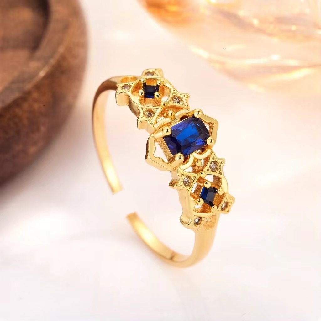 Elegant fashionable hollow-out ring retro palace-style open design, unique stylish piece with a touch of luxury and sophistication for women