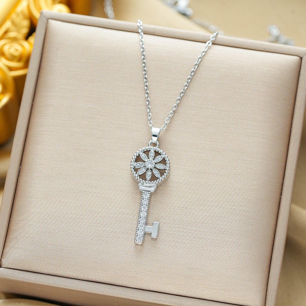 Luxury Elegant Dainty Jewelry Luxury Brand Designer Jewelry Steel Starburst Key Light Luxury Elegant Gorgeous Full Diamond Necklace For Women Versat