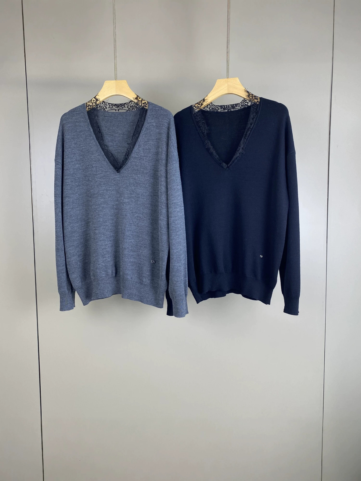 Autumn/Winter New Collection: Silk, Wool, Cashmere Vneck Knit Sweater With Lace Trim, A Stylish And Versatile Commute Piece