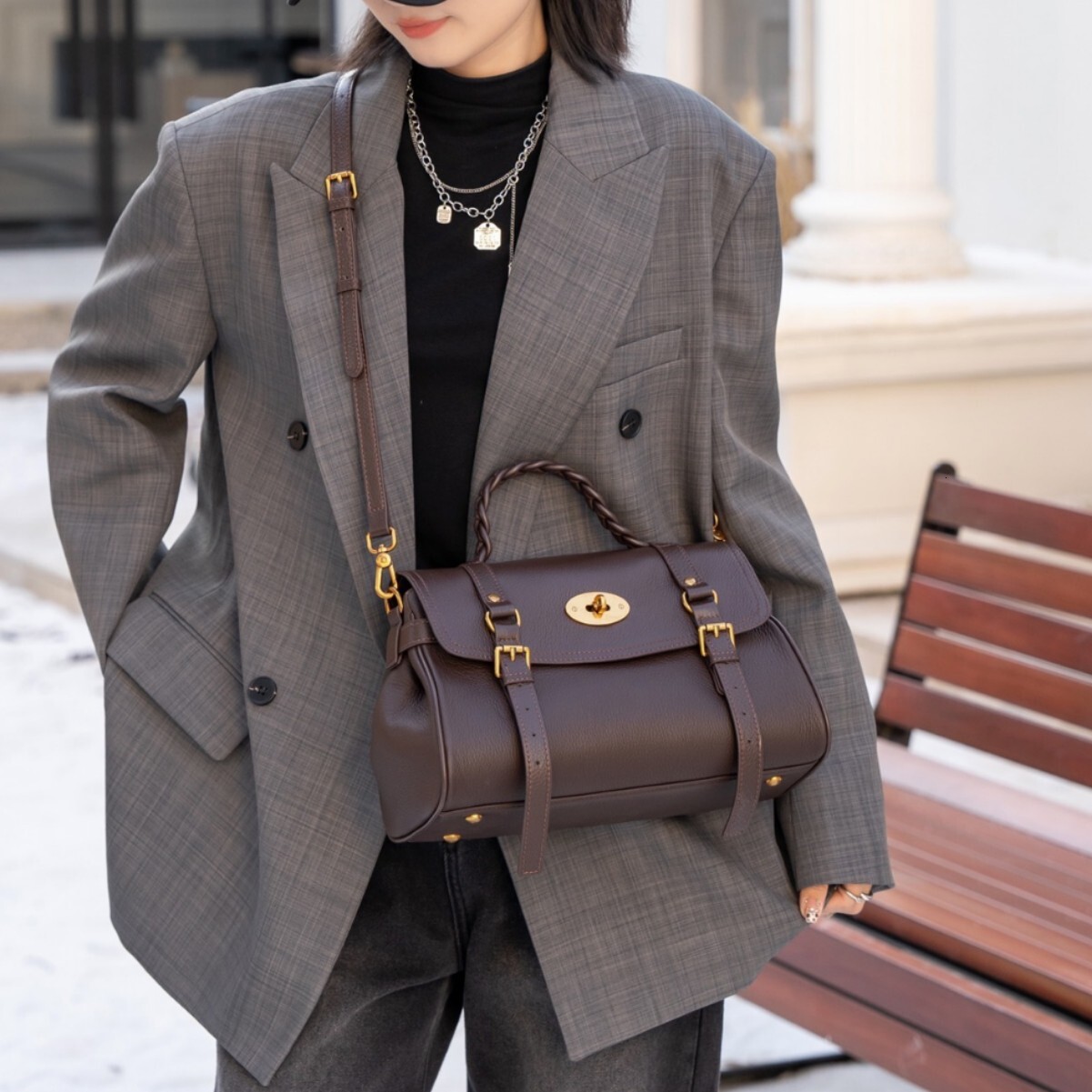designer Genuine leather women s messenger bag stylish and elegant large capacity versatile shoulder bag and handbag for autumn and winter wholesale