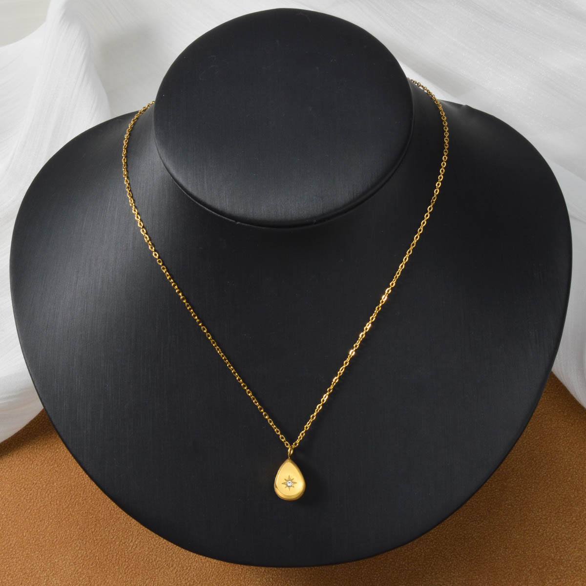 Hot-selling water drop with eight-pointed star cubic zirconia necklace, clavicle chain, stainless steel jewelry, fashionable and popular pendant