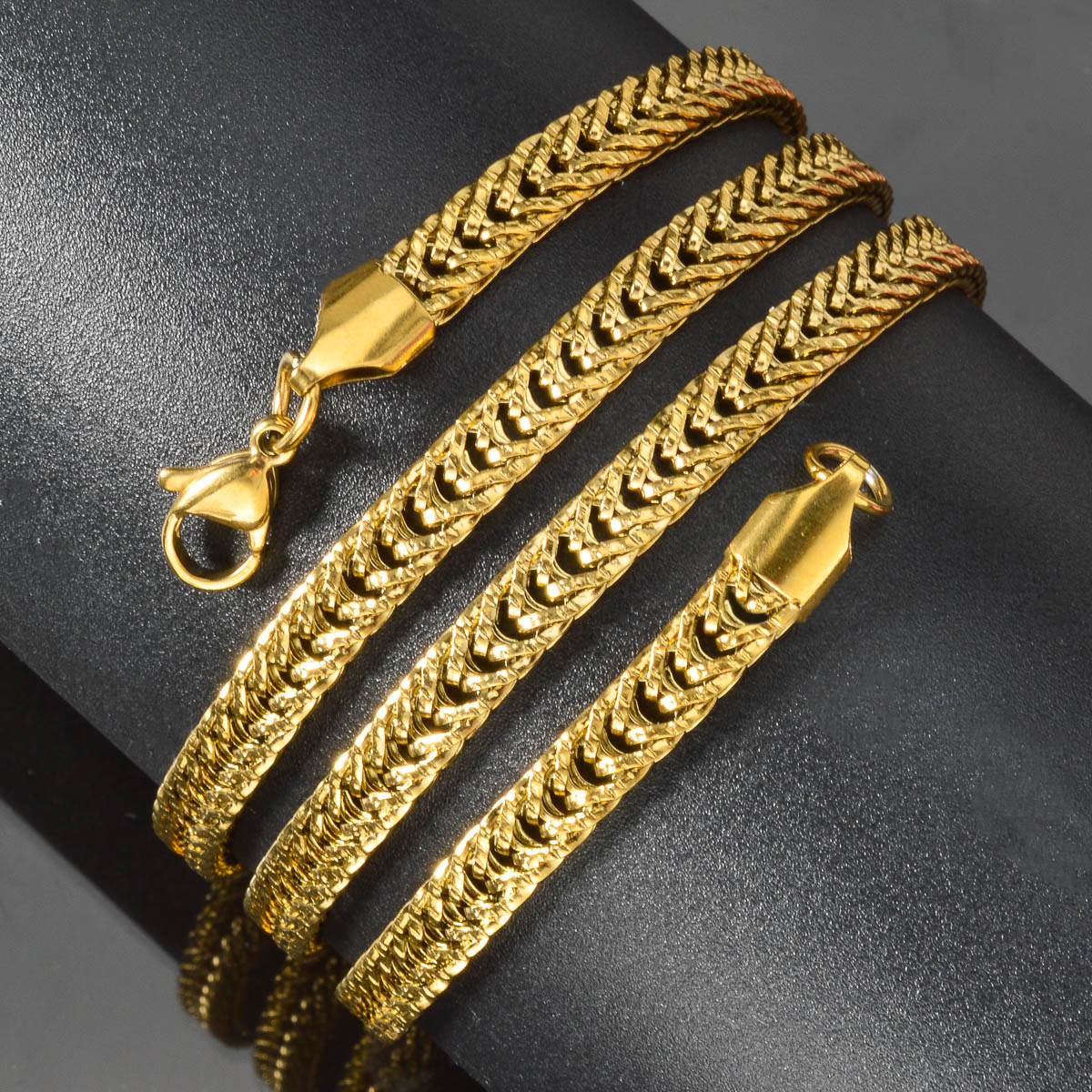 European American style, bold and fashionable necklace with a lobster clasp, Cuban link chain, flat woven texture, gold-plated jewelry, wholesale