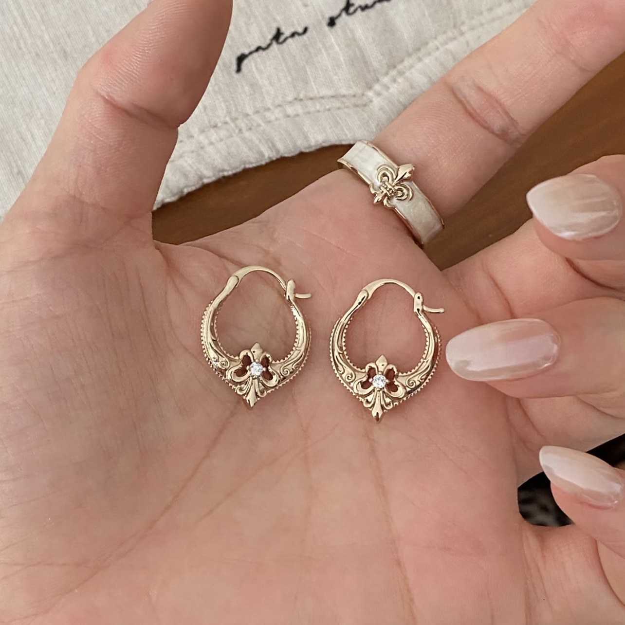 Luxury Brand Designer Jewelry Best-Selling Coffee-Colored Iris Hollow-Out Earrings, A Lightweight Luxurious, Niche, Retro, And Fashionable Design Wo