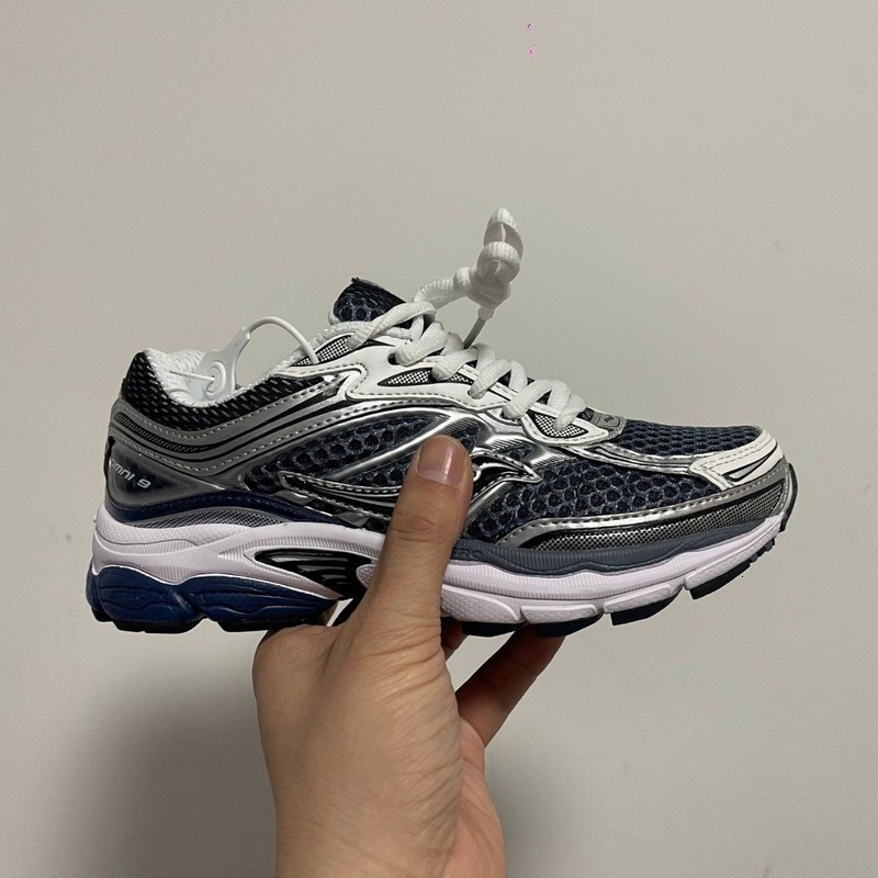 Saucony Progrid Omni 9 Navy Mesh Running Sneakers Silver Overlay Retro Tech Trainers White Blue Segmented Cushion Sole Y2K Low Top Shoes For Men Wom