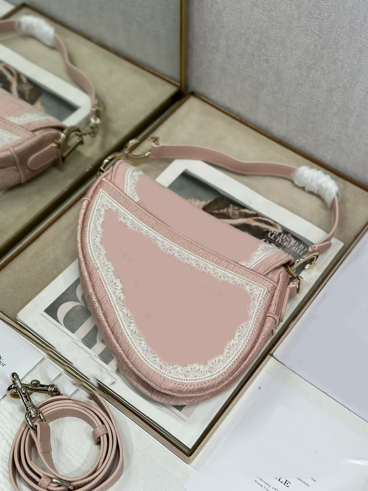 Top Master Designer Embroidery Canvas Baguette Bags White Lace Quilting Front Flap Shoulder Bags Gold Hardware Buckle Closure Handbags Luxury Daily