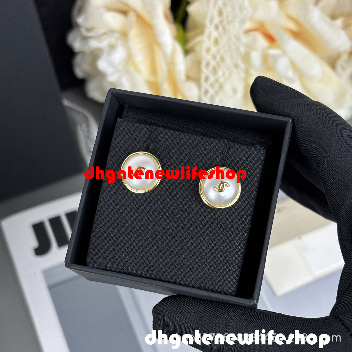 designer cc jewelry earrings Lightweight Milk-White Resin Earrings Classic Fashionable Featuring Simple Small Round Bead Earrings channel earrings