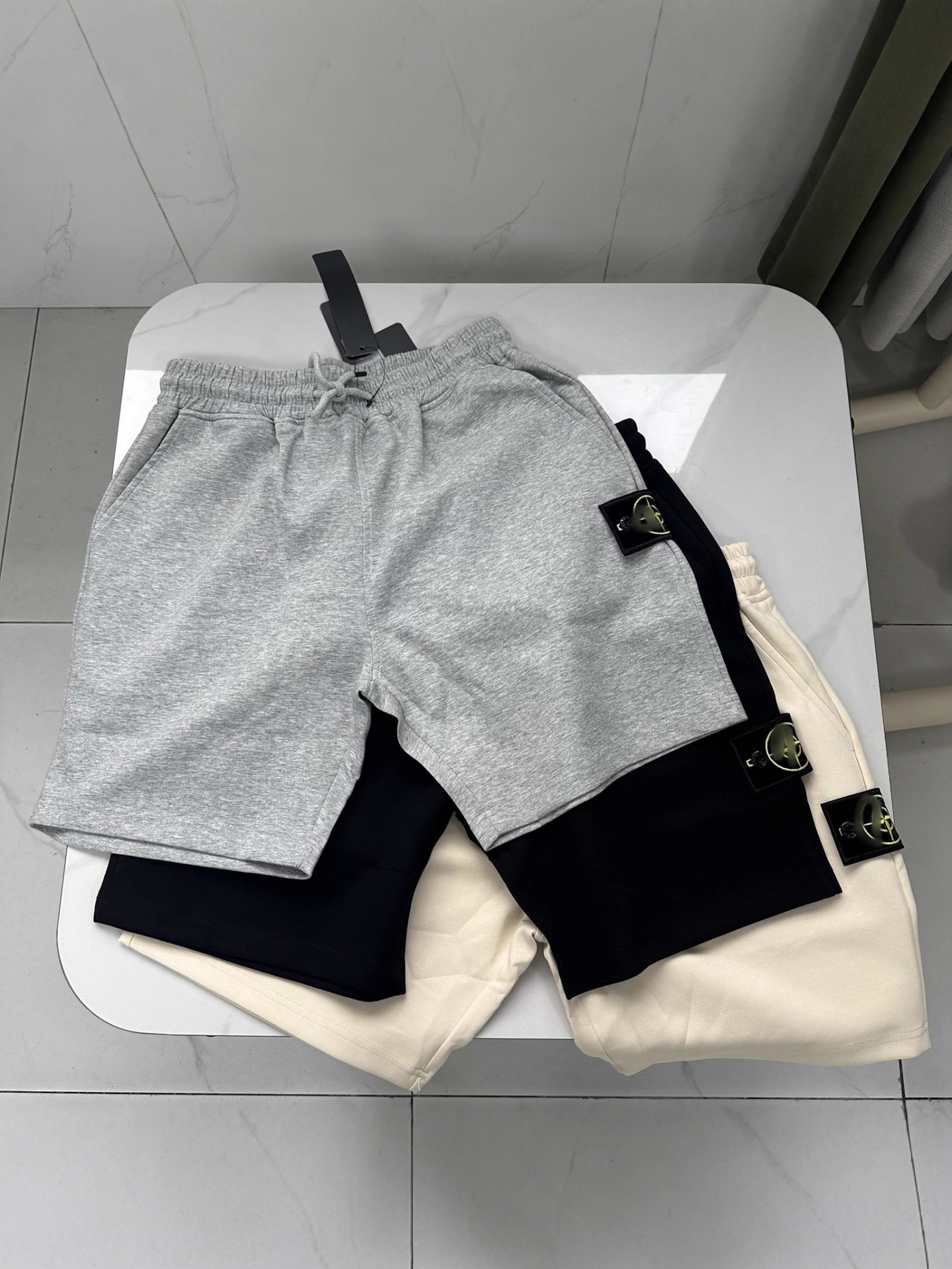 Solid-color new-style embroidered badge side-pocket short pants for sports - three-piece pants with a loose fit