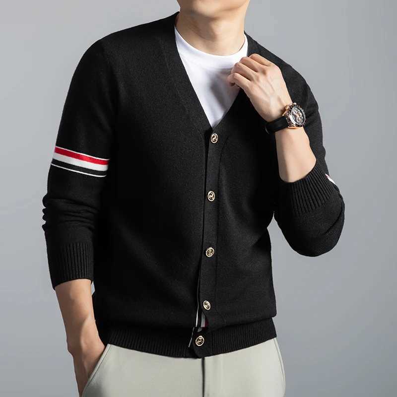 Winter New Knitted Cardigan Autumn Fashion Classic Stripe Design Men's V-Neck Brand Business Casual Sweater Coat M261016