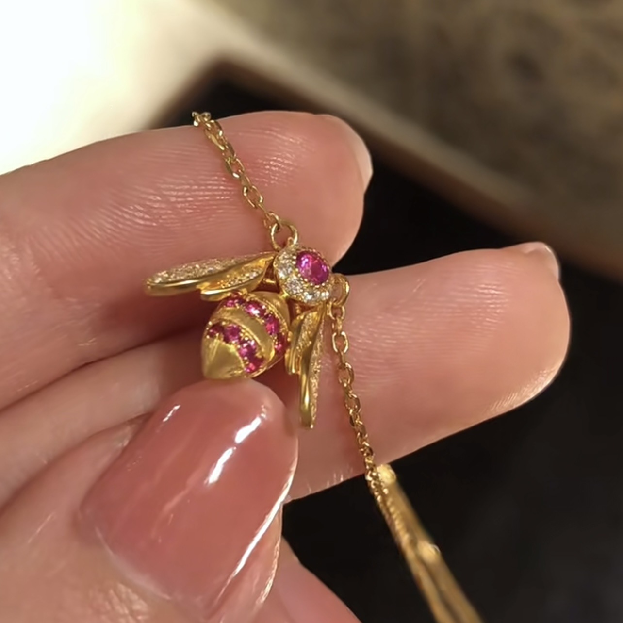 Luxury Brand Designer Jewelry Best-Selling Small Bee Necklace Women, Featuring Diamond-Encrusted Ruby Pendant, A Retro, Minimalist, Luxurious Design