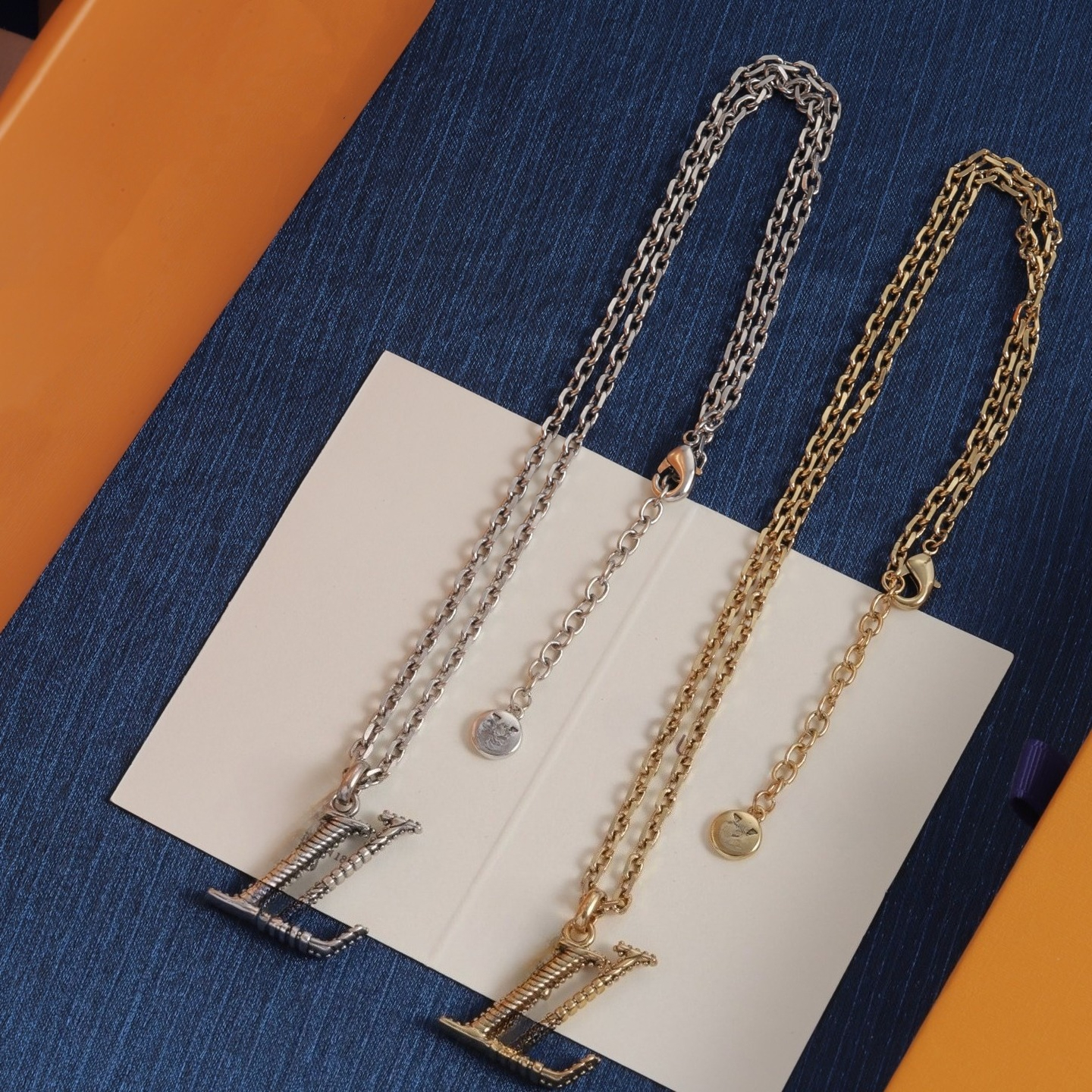 2026 New Designer Necklace, European and American Ladies' Light Luxury Cuban Necklace Bracelet, Outdoor Niche Geometric Hip-hop Bracelet, Long