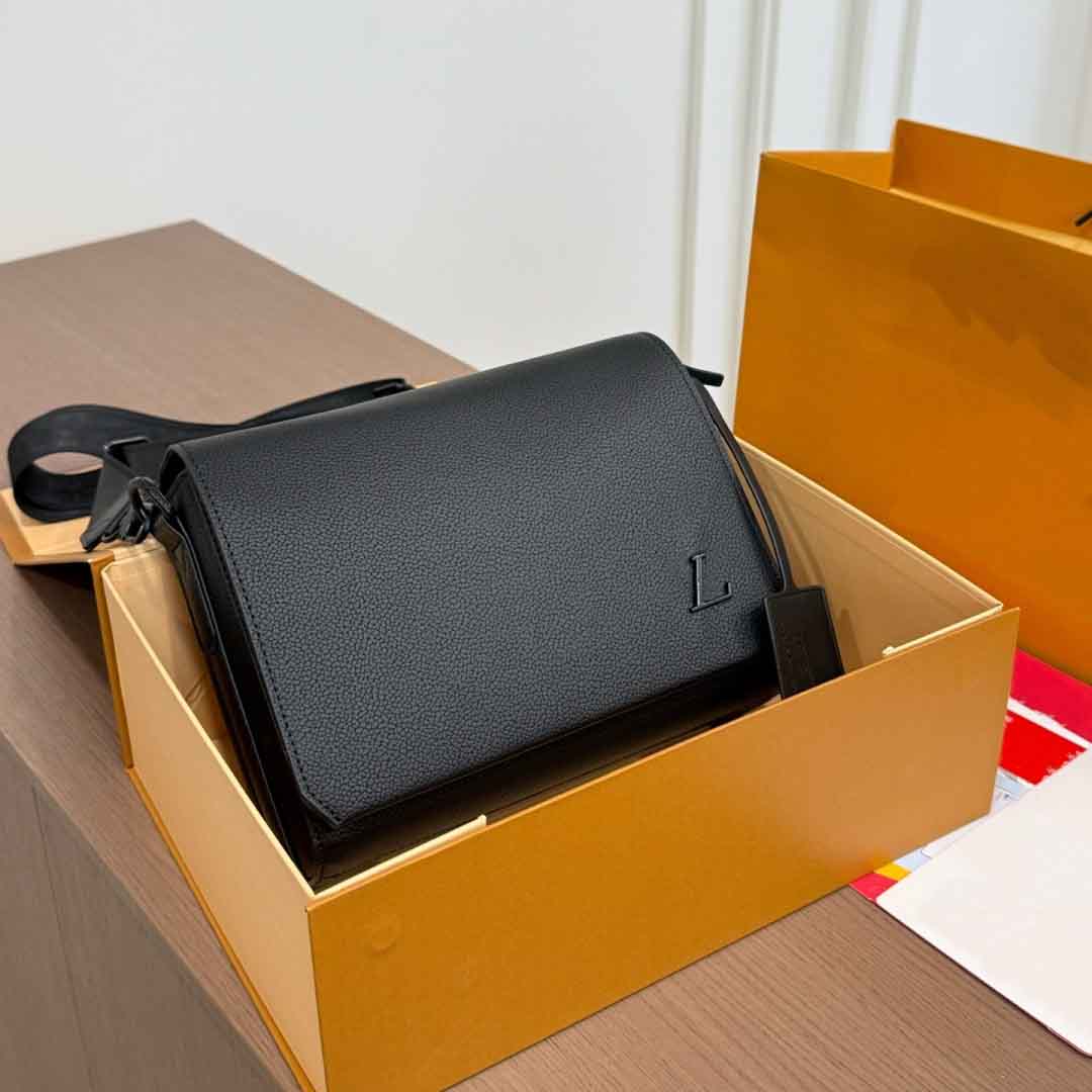 26SS Mens Luxurys Designer Messenger Bag Leather Vintage Handbag Shouder Crossbody Bag Fashion Mobile Phone Bag Daily Commute Bag Pouch Purse 22CM
