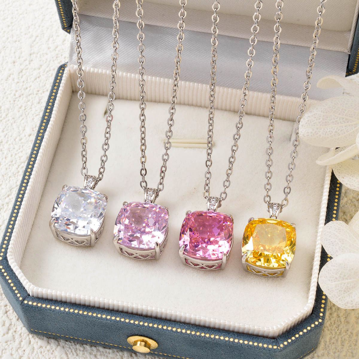 European and American style jewelry wholesale: dazzling rhinestone inlaid geometric square fashion light luxury sweet necklace