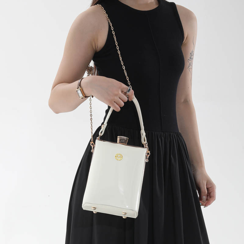 Luxury Brand Designer Bag 2026 New Shiny Chain Fashionable And Stylish Handbag For Women, Light Luxury Shoulder Bag, Textured Crossbody Bag Luxury B