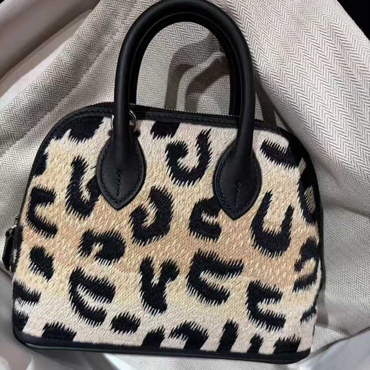 The same handbag as the popular Instagram influencer, featuring a leopard print design, fashionable and trendy for commuting, versatile women, new s