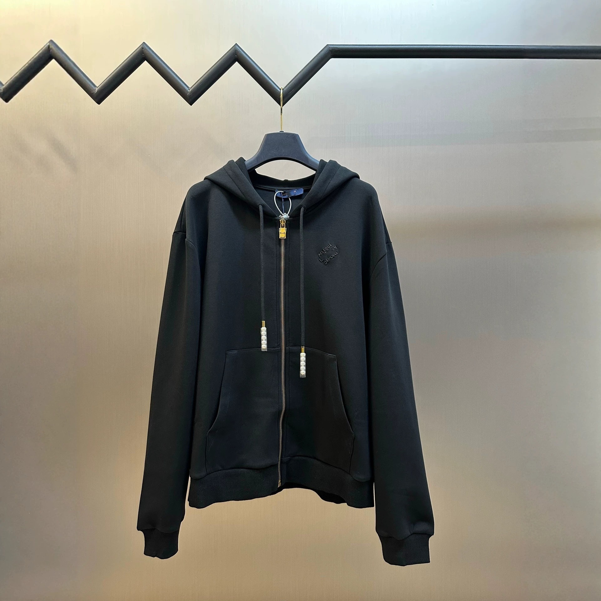 High-end version of the 2025 autumn new model from Lujia, featuring letter logo embroidery, pearl zipper, and a loose-fitting designer luxury hooded
