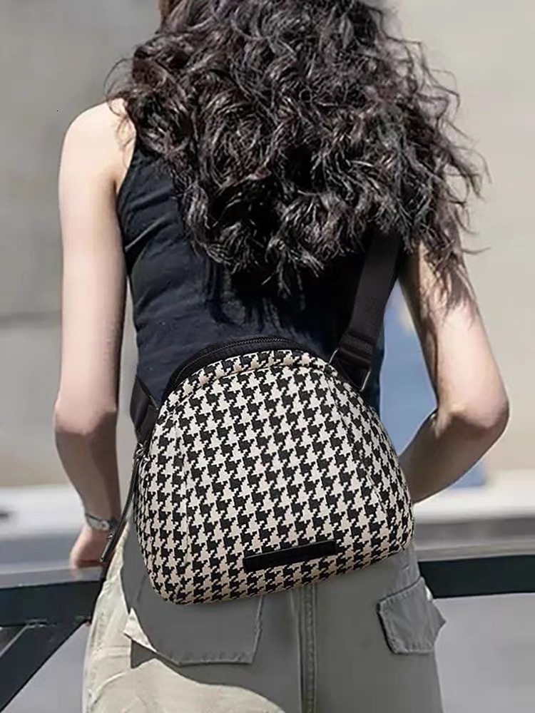 Luxury Brand Designer Bag 2026 New Women's Houndstooth Canvas Popular Crossbody Shell-Shaped Bag, Fashionable And Versatile Small Shoulder Bag