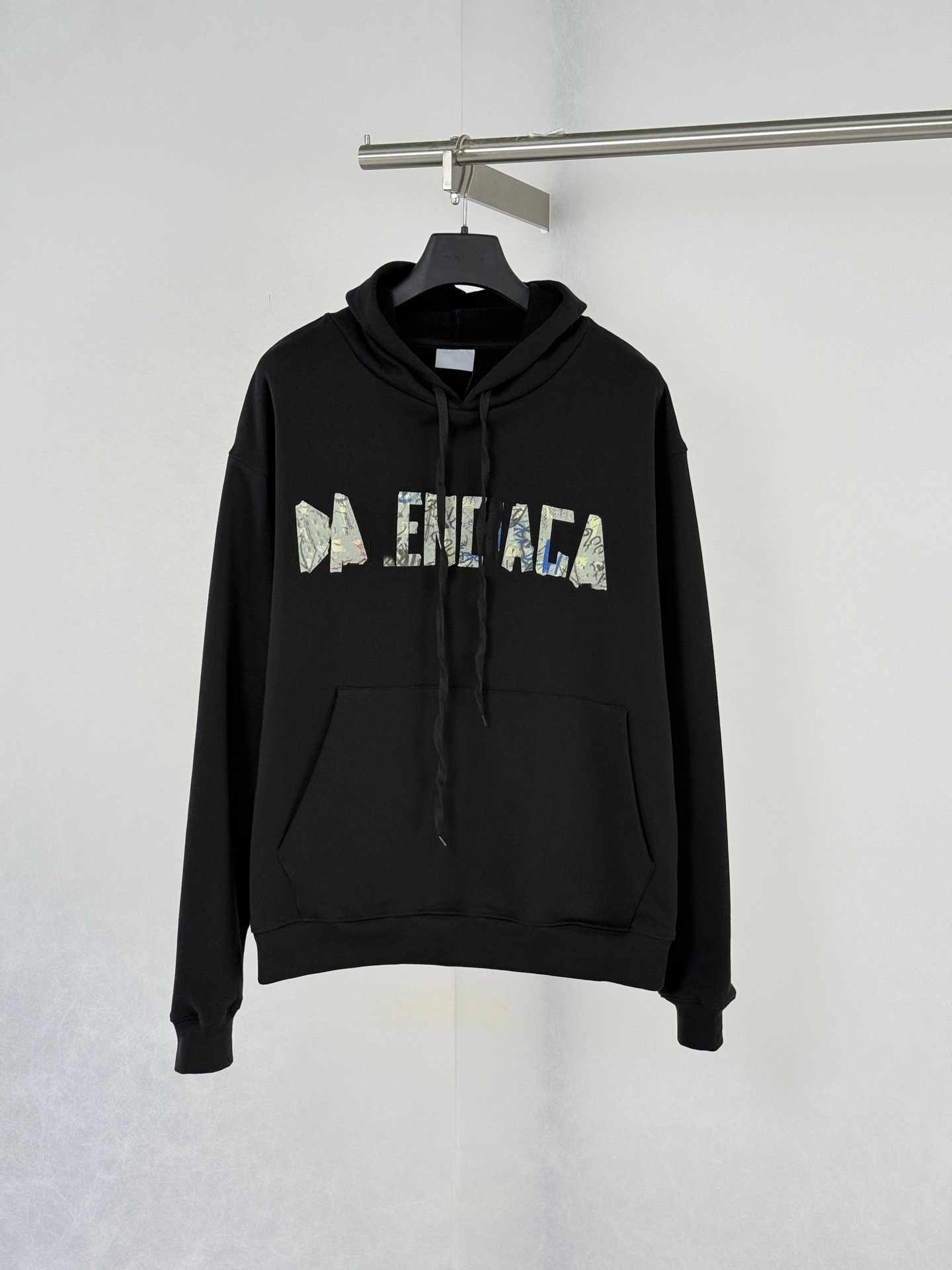 Correct version: 26FW designer luxury autumn/winter new collection, B-brand, featuring a printed design with letter and tape elements, unisex casual