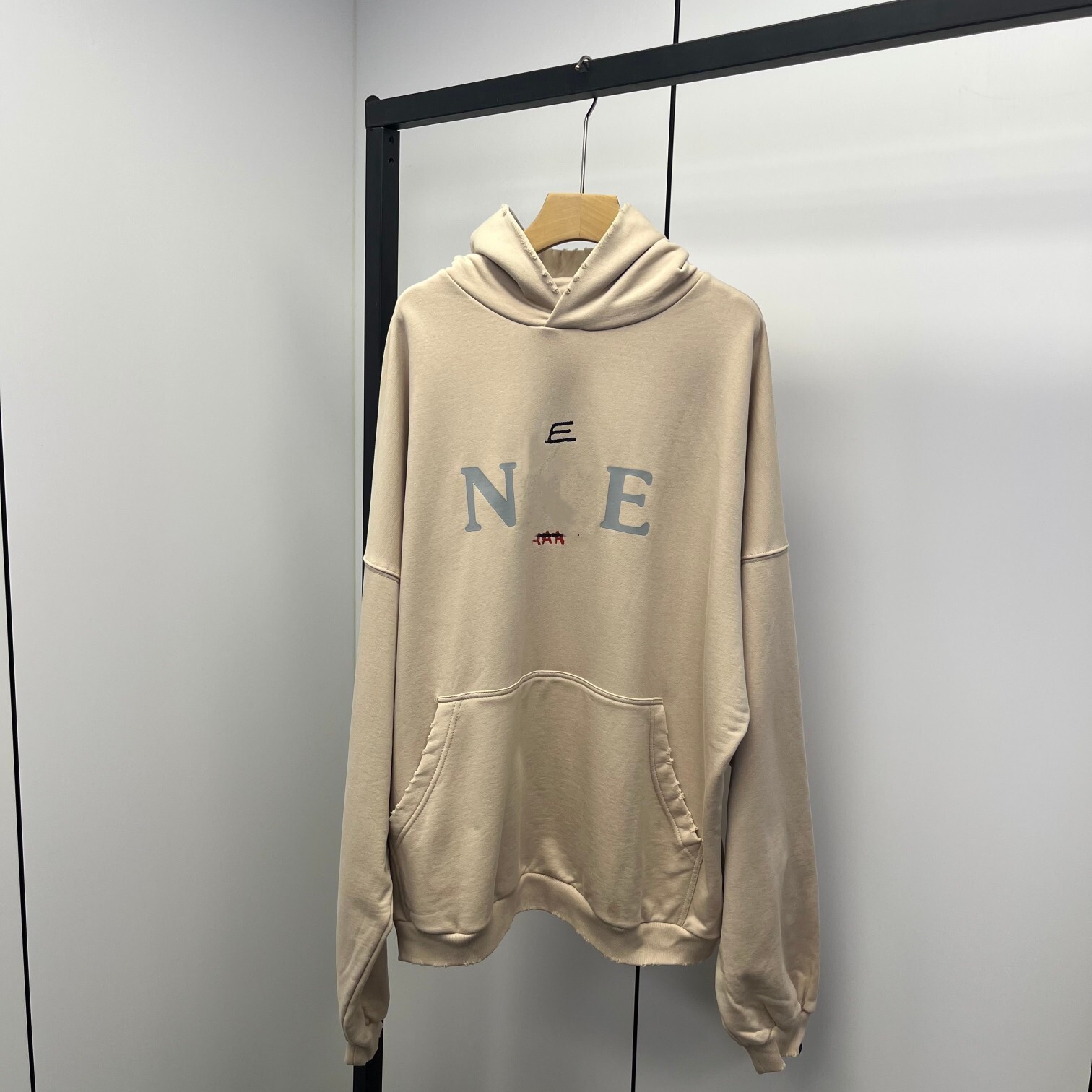 (In stock) The correct version of the B brand designer luxury 2023 new hoodie features a distressed, worn-out design and is available in unisex styl