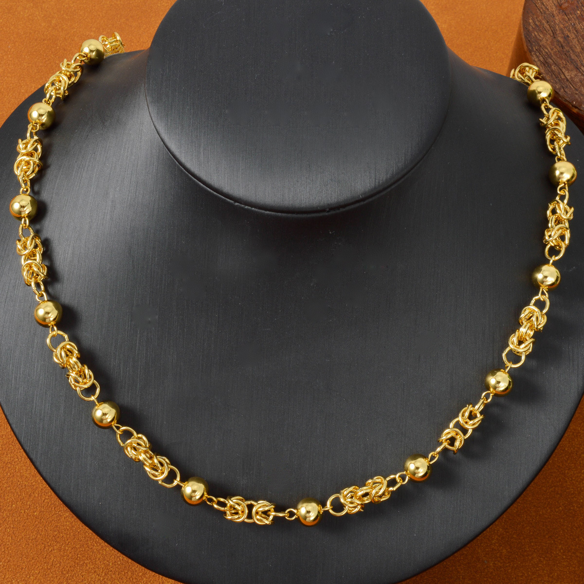 Light luxury, retro-style, smooth, solid gold bead-link twisted chain necklace for men, exuding a cool and commanding aura