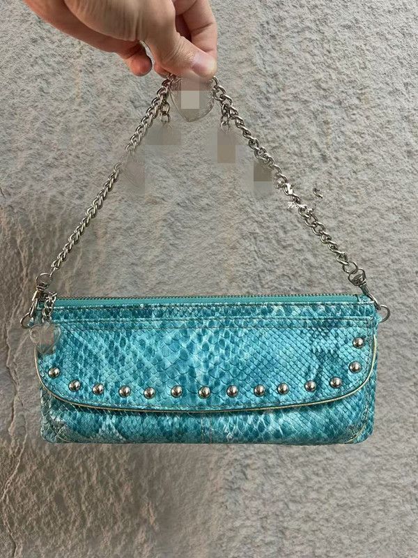 2026 new Korean-style fashionable sophisticated studded shoulder trendy crossbody bag, minimalist and Instagram-worthy underarm bag