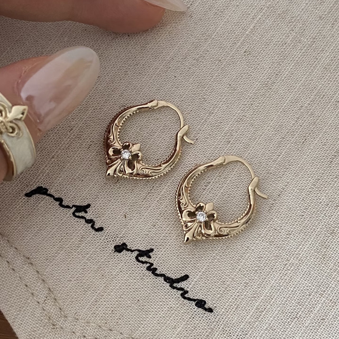 Luxury Brand Designer Jewelry Best-Selling Coffee-Colored Iris Hollow-Out Earrings, A Lightweight Luxurious, Niche, Retro, And Fashionable Design Wo