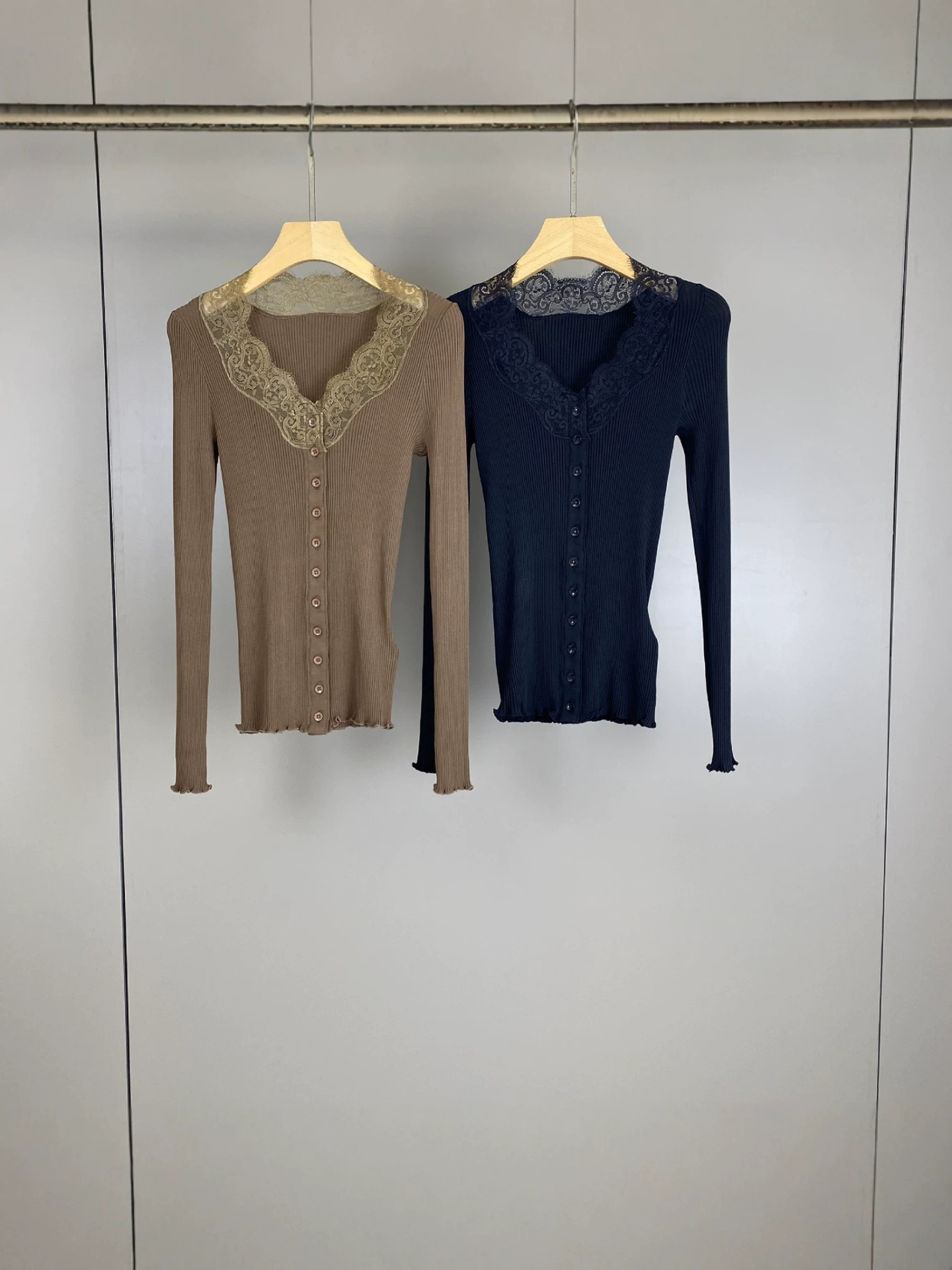 Autumn/Winter New Collection: Silk Vneck Lace Patchwork Knit Solid Color Cardigan, Fashionable And Elegant For Work