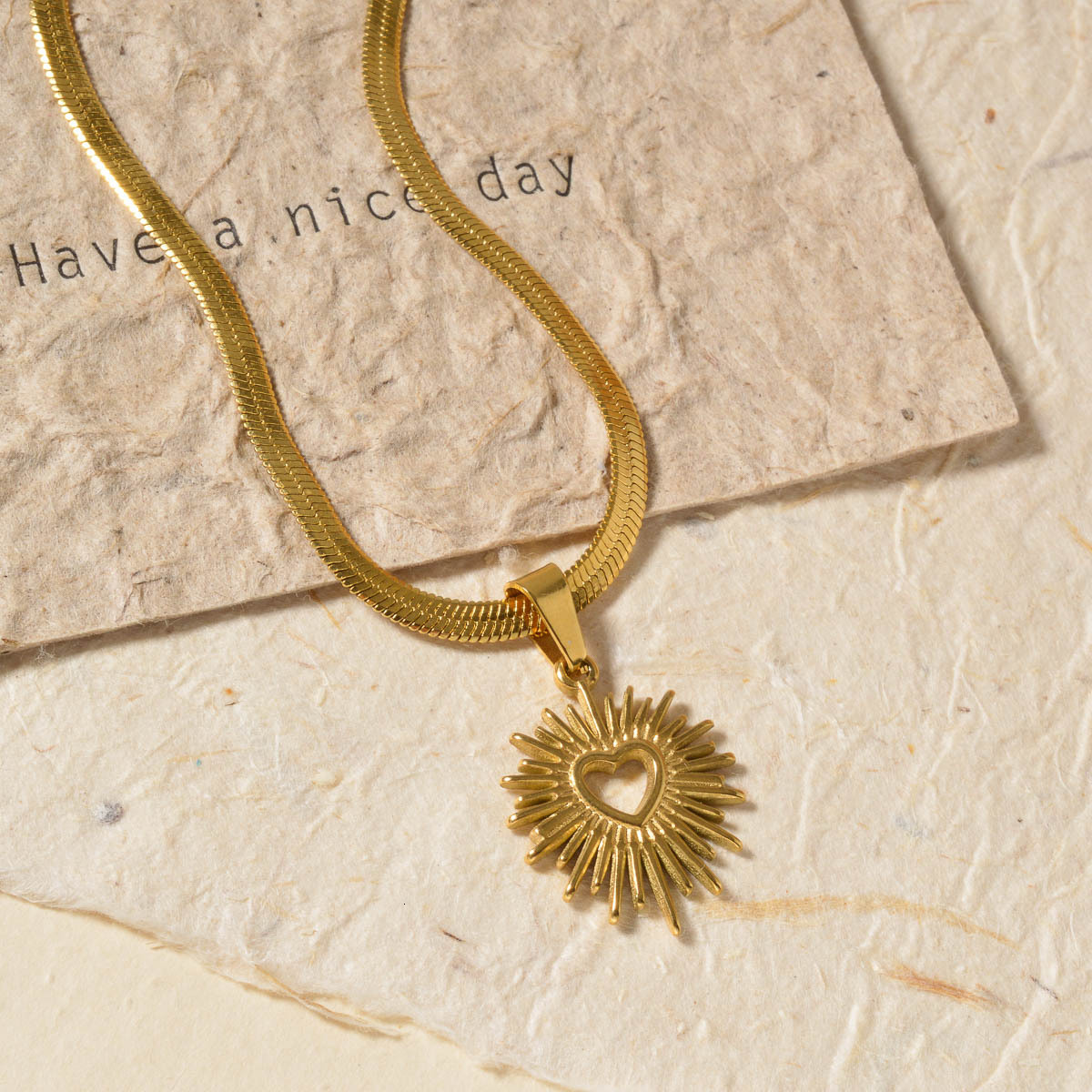 Simple and retro stainless steel heart-shaped sun pendant necklace, clavicle chain, non-fading, new design, perfect as a gift, suitable for sales