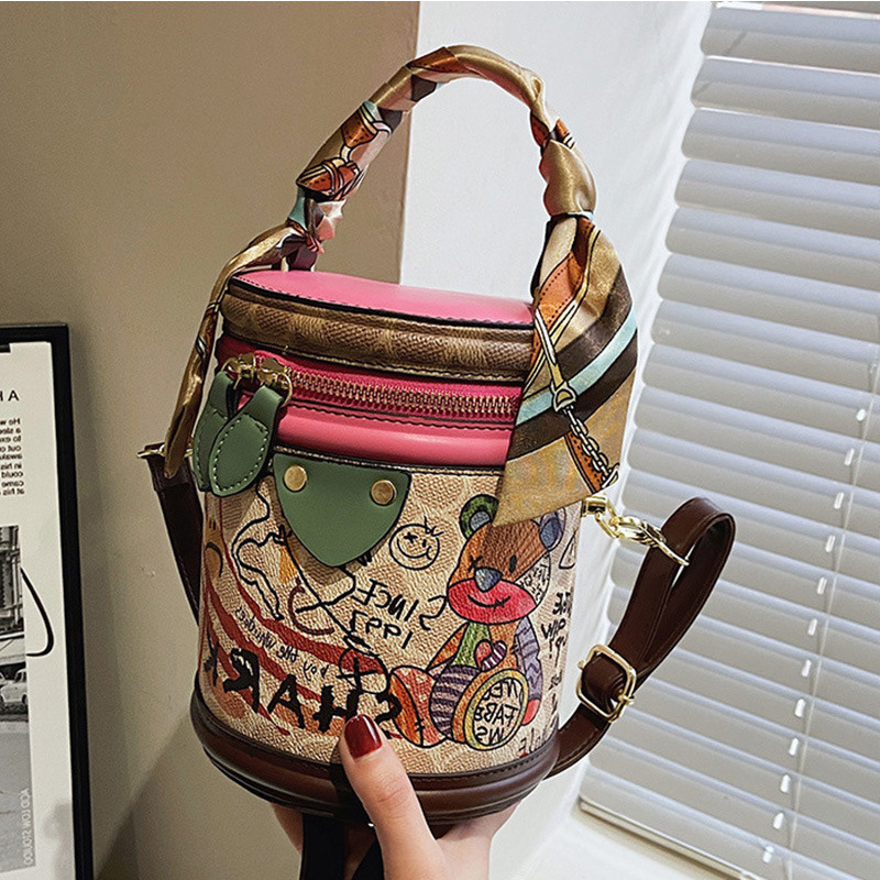 Highly stylish graffiti bucket women, 2026 new fashion niche cylindrical bag, hand-held, shoulder, and crossbody bag for women