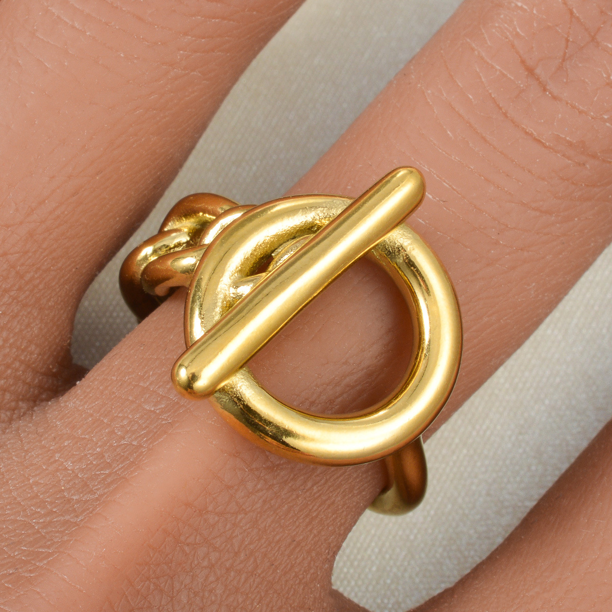 European American ins-style fashion, hollow design, high-end ring with knotted OT clasp, a unique and understated accessory