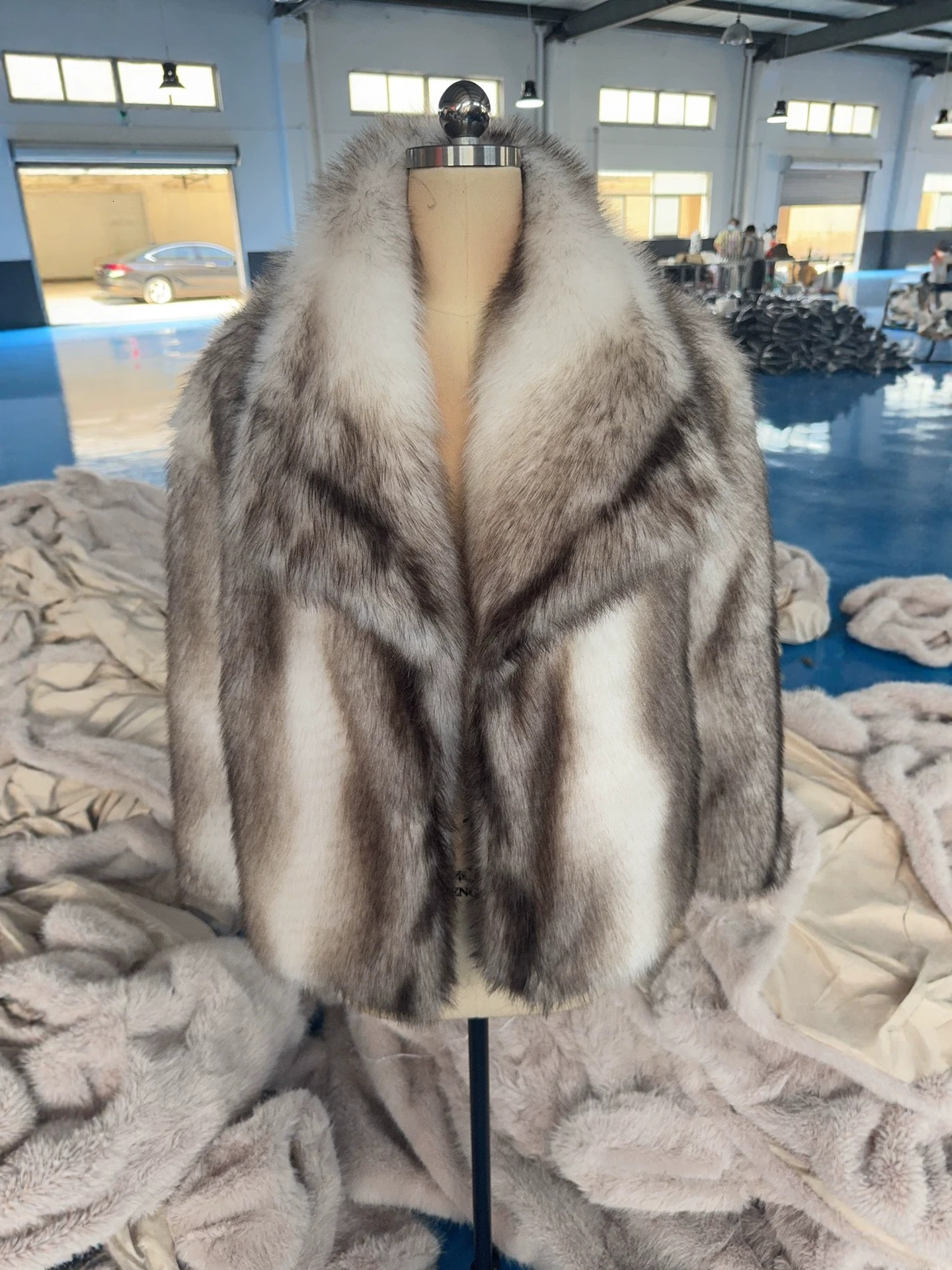 Big Fur Collar Warm Coat Faux Fur Jacket Women's Fox Fur Coat, Large Lapel, Color-Blocked Faux Fur, Autumn/Winter, Fluffy, Slimming, And Youthf