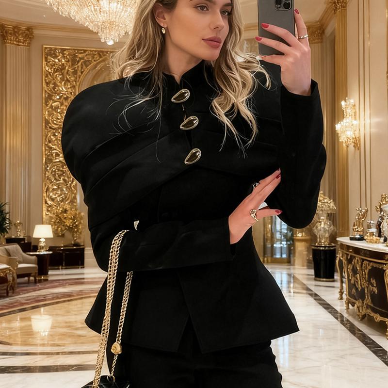 Veste noire à col haut et coupe cintrée pour femme, drapée, superposition d'épaule, boutons ovales en métal, taille péplum, haut extérieur struct