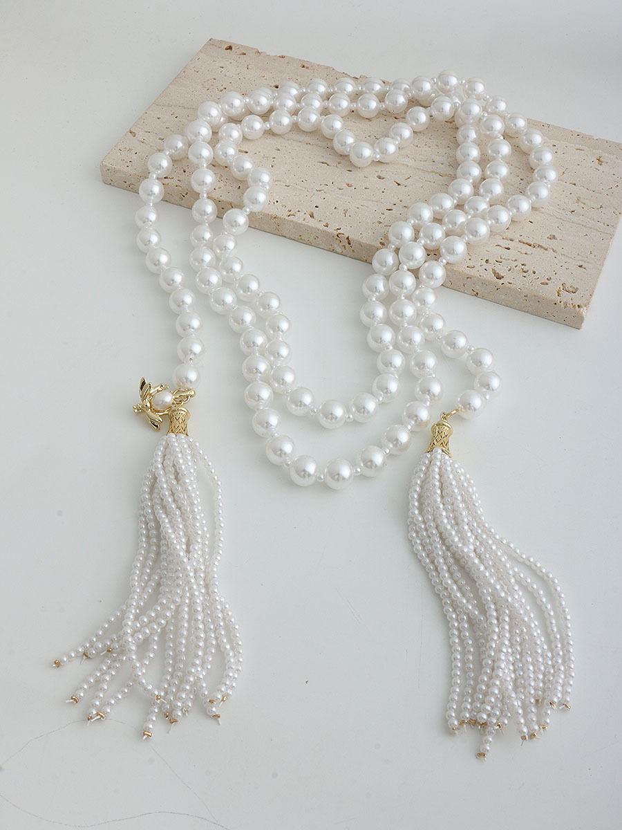 Baroque pearl necklace for women, featuring delicate unique design, exuding sophisticated elegant aura. It can be worn as clavicle chain or versatil
