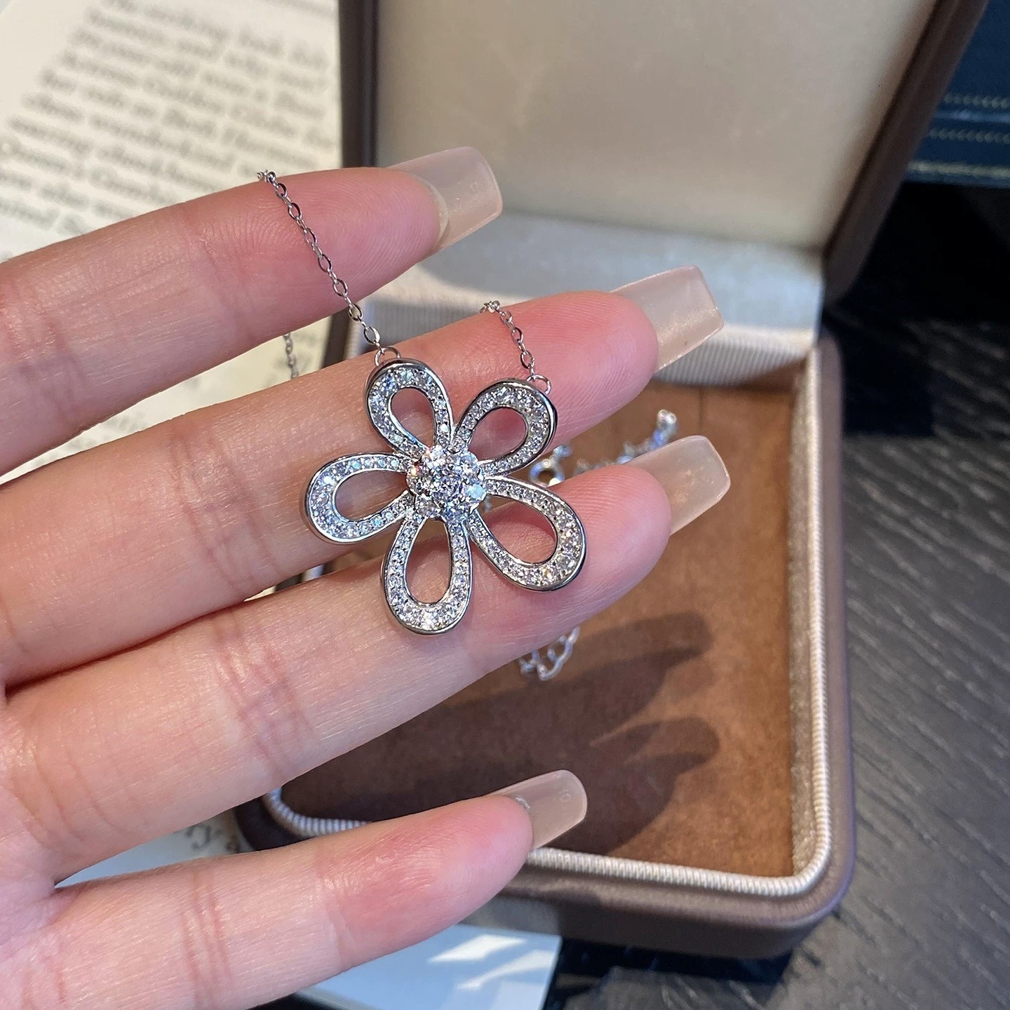 Luxury Elegant Dainty Jewelry Luxury Brand Designer Jewelry Best-Selling Five-Flower Necklace For Women, Full Of Diamonds, Floral Pendant, Exquisite