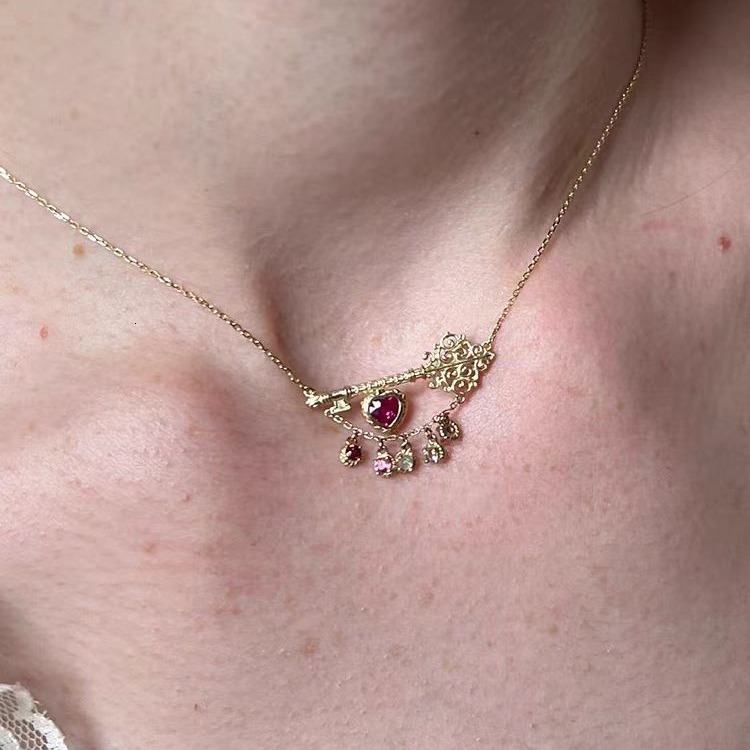 Luxury Elegant Dainty Jewelry Luxury Brand Designer Jewelry Heart-Shaped Cubic Zirconia Key Necklace, Unique And Elegant Design With Teardrop Pendan