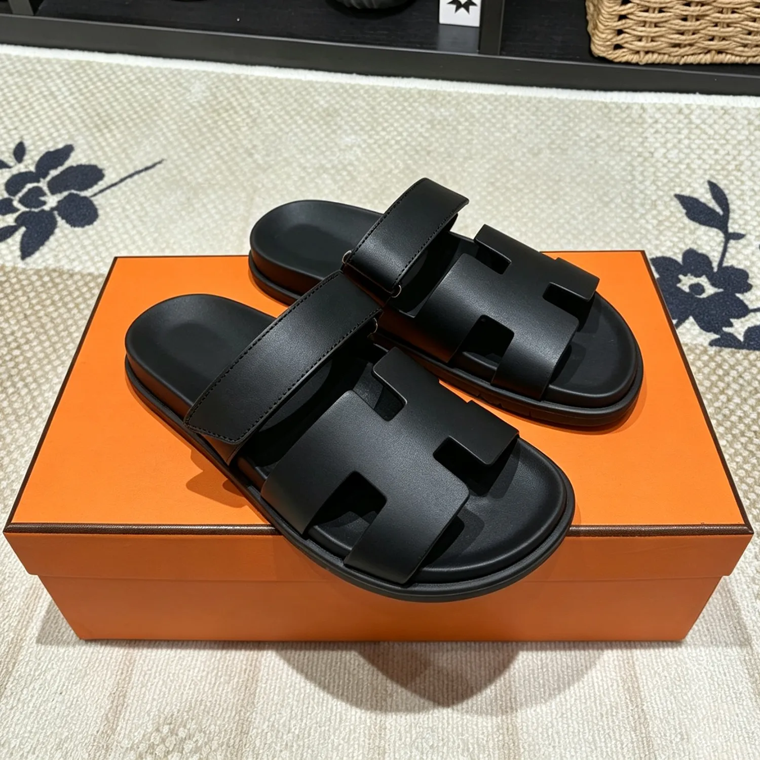 Chypre Sandals Designer Leather Women Man Slides Oran Sandal Summer Flat Shoes Fashion Beach Slippers Letter Outdoor Indoor With Dust Bag