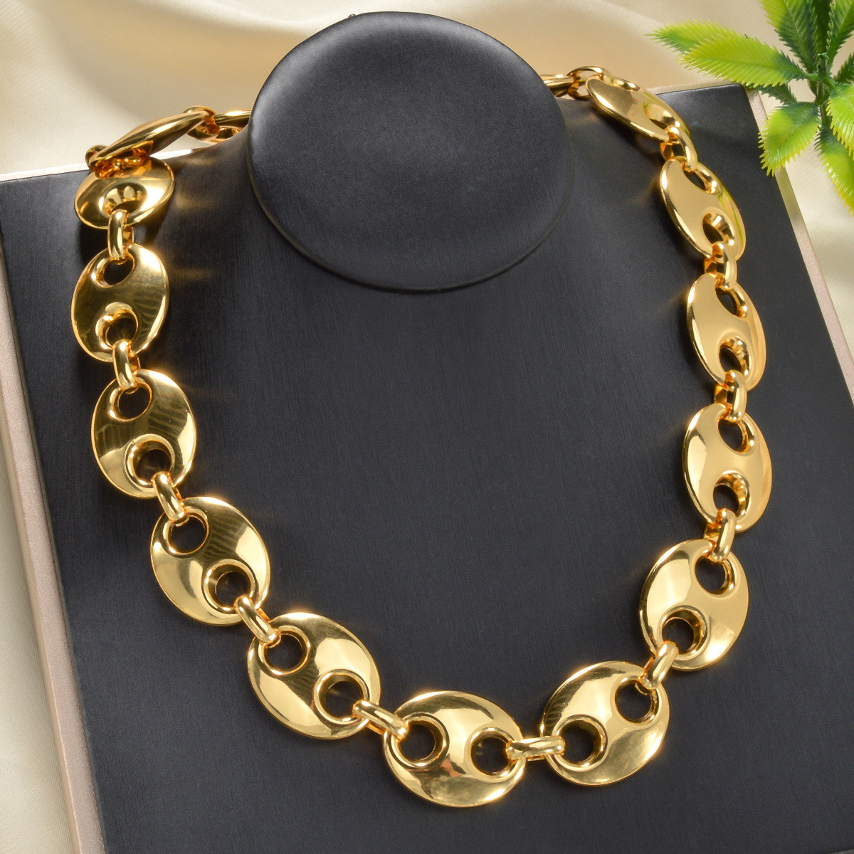 European and American heavy-duty stainless steel thick pig nose Cuban necklace, light luxury niche high-end choker collarbone chain