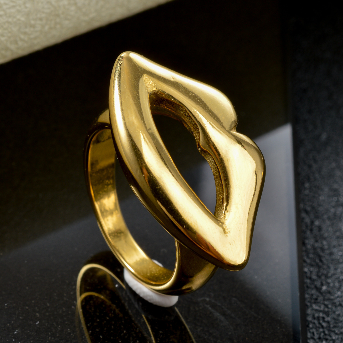 French-style minimalist chic, creative lip print ring, stainless steel with 18K gold plating, trendy and fashionable jewelry wholesale