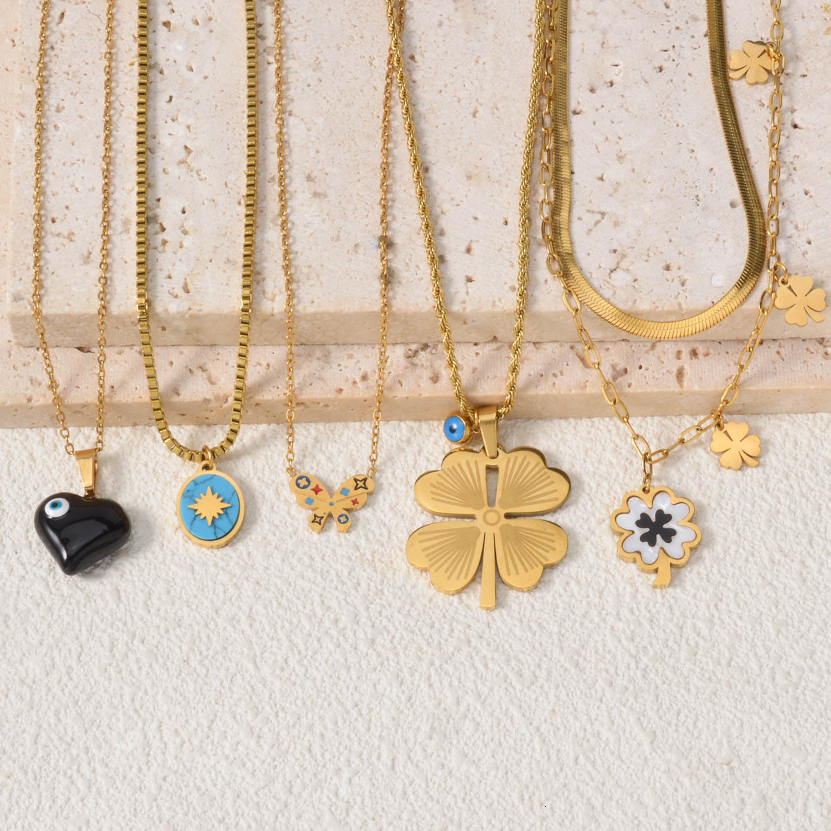 Ins-style, niche, elegant double-layer mother-of-pearl four-leaf clover necklace with heart pendant, a delicate and luxurious clavicle chain for wom