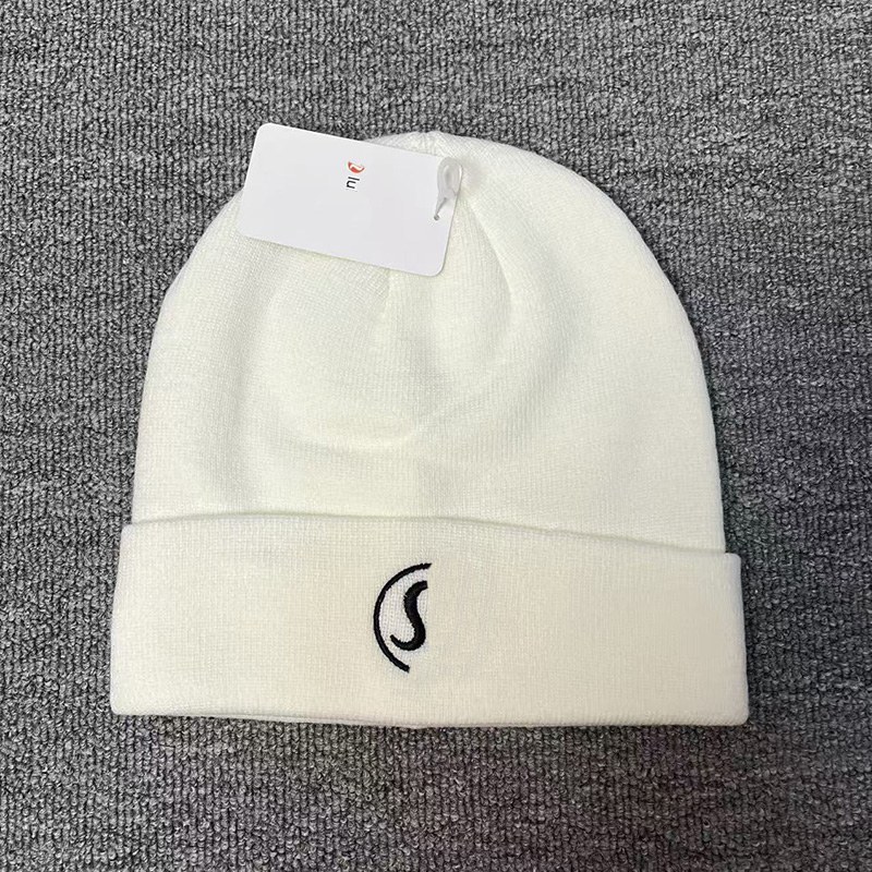 Designer Cashmere Beanie Hat Ultra Soft Ribbed Knit Winter Hat for Men and Women Warm Outdoor Sports Accessory