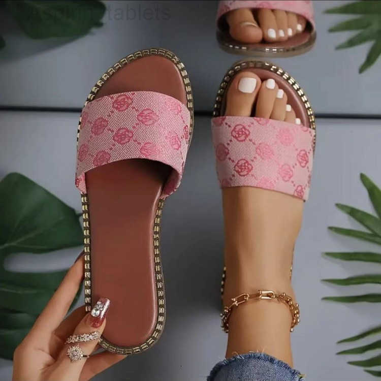 Slippers Designer shippers Free shipping Embroidered fabric printing lightweight classic and fashionable beach slippers for womens D261019