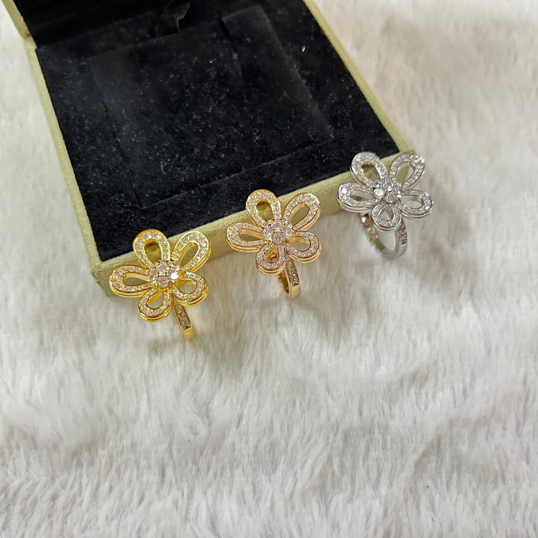 designer ring for women Fashion Minimalist Five-Petal Ring V Gold Light Luxury Niche Starry Flower Open Ring Women vanlies cleef ring