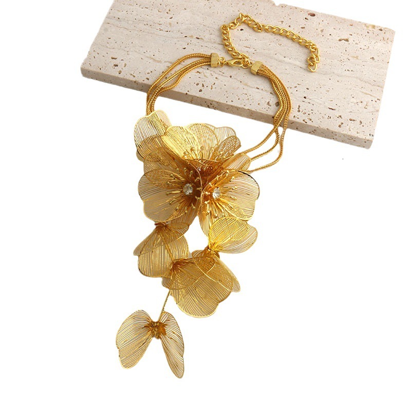 Golden years, niche design, designer gold silver flower necklace, exaggerated, elegant, light luxury, trendy, and unique choker