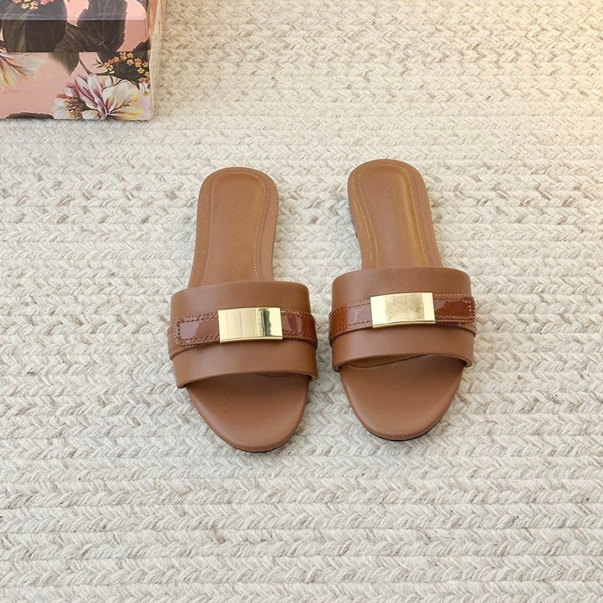 Metal Embellished Smooth Leather Slides Luxury designer women slip on leather sole flat sandals Casual simple open toe outdoor shoes Factory footwea