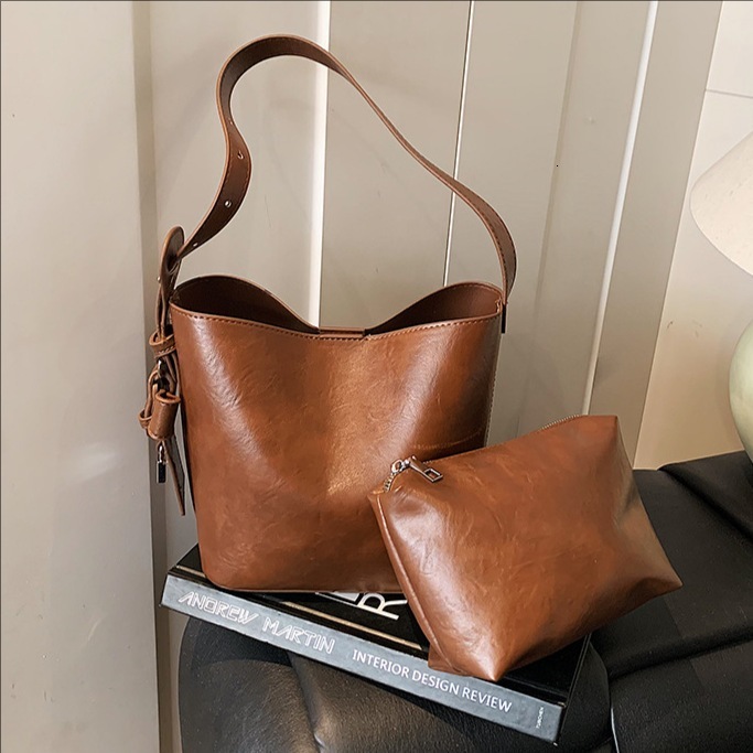 Casual versatile bucket bag women, 2026 winter new collection, featuring a high-quality, stylish, and unique design, suitable for carrying on the sh