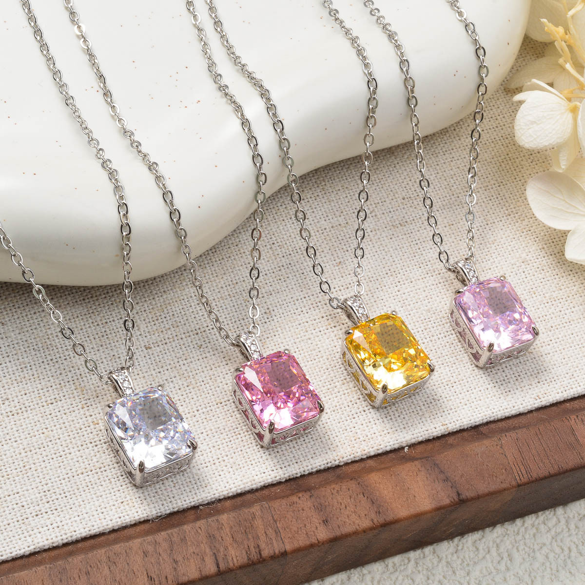 European American style ins jewelry with colorful rhinestones, geometric square sugar cube design, fashionable and light luxury necklace wholesale